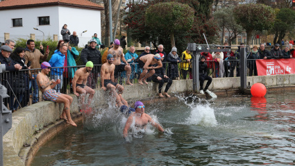Un grupo de 30 "valientes" protagonizan un nuevo Chapuzón Solidario en el Canal de Castilla en Palencia  con la finalidad de  recaudar fondos para Mundo Azul, que trabaja con personas con trastorno austista