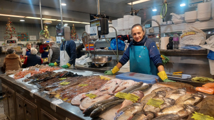 Julia, en su puesto de pescadería, en el mercado de la plaza de Lugo