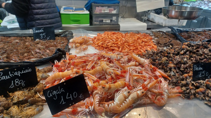 Cigalas y otros mariscos en el mercado de la plaza de Lugo