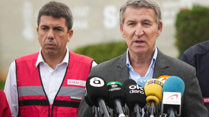 El presidente de la Generalitat Valenciana, Carlos Mazón (i) y el presidente del Partido Popular, Alberto Núñez Feijóo (d), ofrecen declaraciones a los medios tras su visita al Centro de Coordinación de Emergencias de la Comunitat Valenciana
