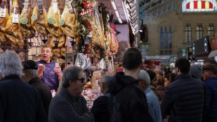 Un gran número de personas en la víspera de Nochebuena en al Mercado Central de Valencia, imagen de recurso