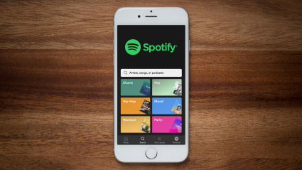 Imagen de recurso de un móvil con Spotify abierto