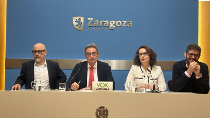 El portavoz de VOX Julio Calvo y los concejales de esta formación, anunciando su decisión.