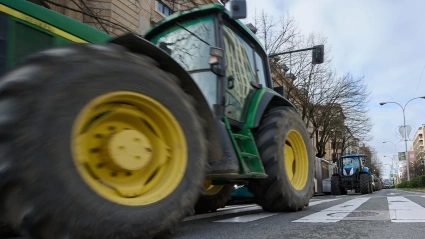 Tractores en la avenida Baja Navarra de Pamplona.