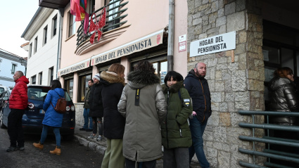 Reunión en Villamanin (León), por el posible fraude en el primer premio de la lotería de Navidad. El 'Gordo' de la Lotería de Navidad