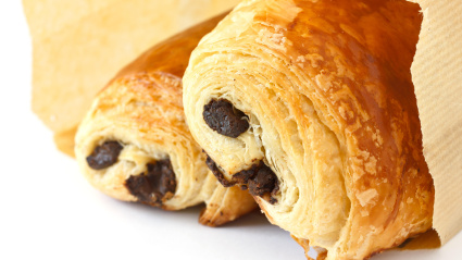 Croissants de chocolate en bolsa marrón