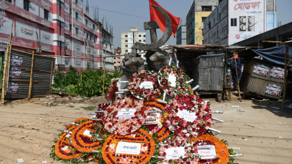 Flores vistas en el monumento durante el octavo aniversario del desastre del edificio Rana Plaza en Savar