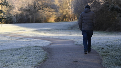 Un hombre camina por el parque de la localidad asturiana de La Fresneda