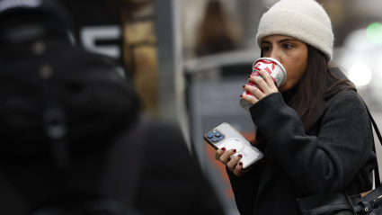 Una viandante en la calle Gran Vía de Madrid tras un día de Navidad muy frío en casi toda España