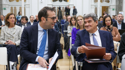 El ministro de Economía, Comercio y Empresa, Carlos Cuerpo (i), y el gobernador del Banco de España, José Luis Escrivá (d)