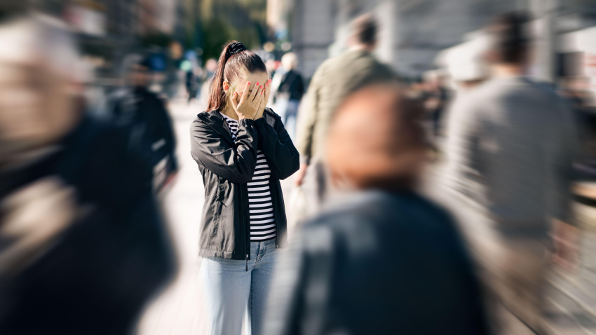 Miedo, pánico o ansiedad en una mujer deprimida. Esquizofrenia o crisis de estrés. Aglomeración en la calle. Traumatismo de salud mental. Fobia, paranoia.