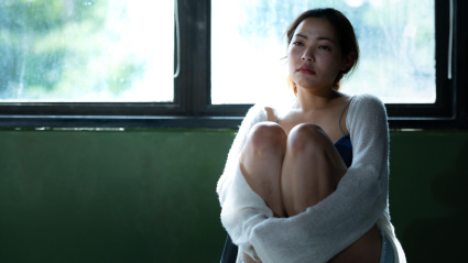 Una mujer joven que ha sido víctima de trata de personas debe estar en un estado de miedo.