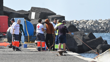 Los equipos sanitarios atienden a varios migrantes en el puerto de La Restinga en El Hierro, Santa Cruz de Tenerife