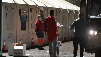 Llegada de un cayuco al muelle de la Restinga en El Hierro, Islas Canarias