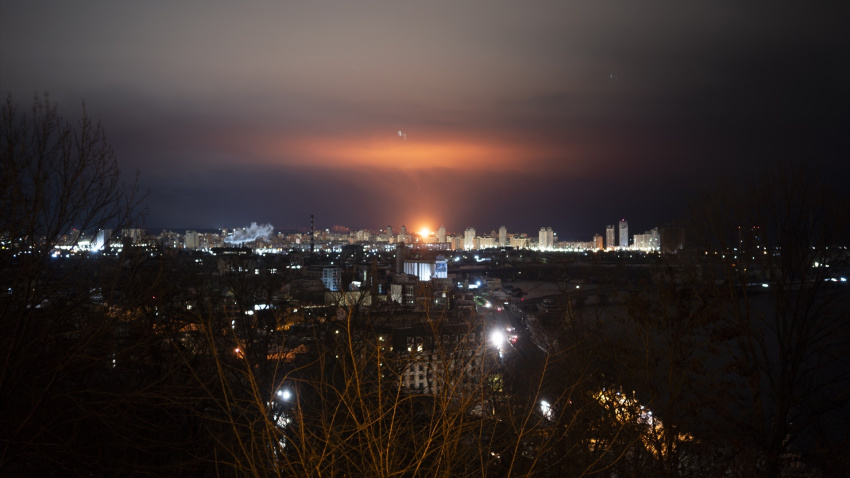 El cielo sobre Kiev, Ucrania, se ilumina cuando un dron ruso detona al impactar durante un ataque a gran escala.