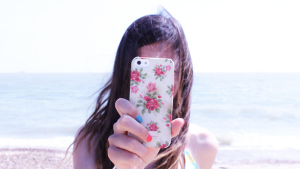 Joven toma una foto con su móvil