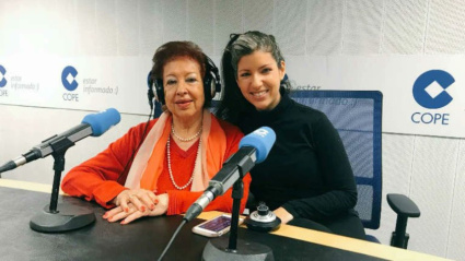 Amelia del Castillo y Gemma Santos en un estudio de la Cadena COPE