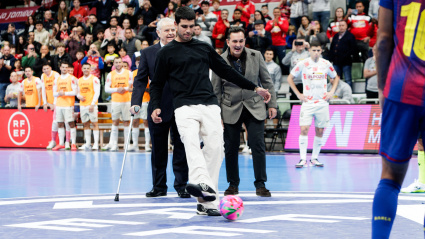 Carlos Alcaraz realizó el saque de honor