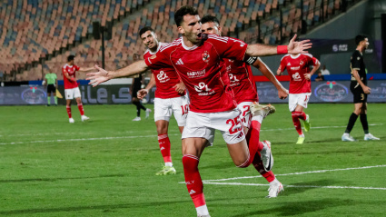 Varios jugadores del Al-Ahly celebran un gol durante un partido