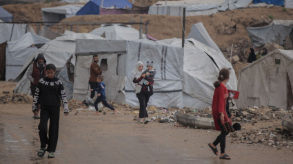 Familias de Gaza luchan en tiendas de campaña inundadas mientras niños y jóvenes caminan bajo la intensa lluvia en el puerto. Gaza, Palestina.