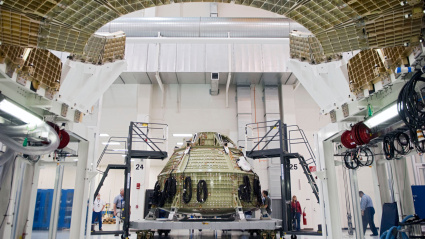 Técnicos de la nave espacial Orión, edificio de operaciones y verificación de la cápsula, Centro Espacial Kennedy de la NASA, Florida