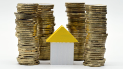 2K1NNBT Detalle de varios montones de monedas de euro