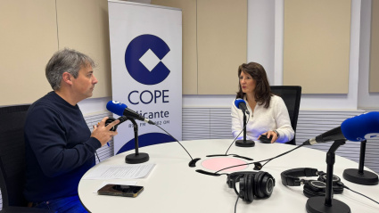 Elsa Debra en los estudios de COPE Alicante