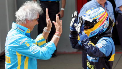 Flavio Briatore y Fernando Alonso se felicitan tras un triunfo del español.