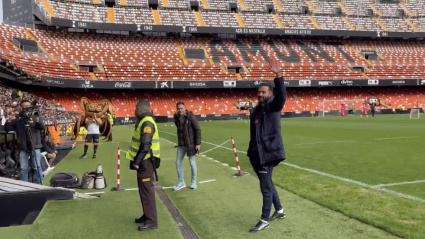 Corberán ovacionado al saltar a Mestalla