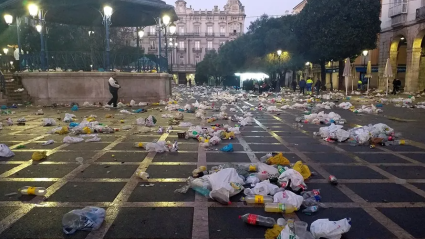 Restos del botellón en la Plaza de Pombo de Santander