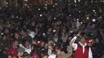 Gente celebrando la llegada de la Nochevieja