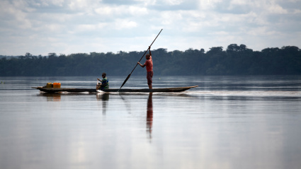 Tráfico fluvial en el río Congo, República Democrática del Congo