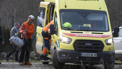 Una ambulancia y servicios de emergencia en la zona del accidente producido por un alud en la ladera oeste del pico Tablato, en el entorno del Balneario de Panticosa, en el Pirineo de Huesca