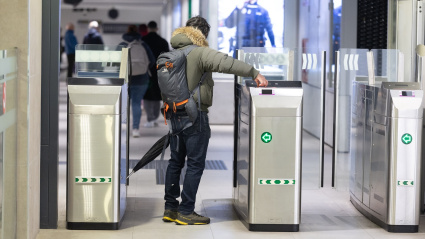 Una persona valida su billete en la estación de Chamartín