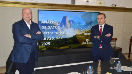 Javier Martínez, a la izquierda y Fernando Corral, a la derecha, en la presentación del balance de OTEA de 2025