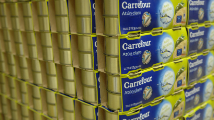 Carrefour marca propia Atún apilado en supermercado.