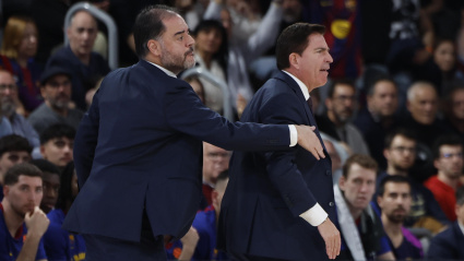 Xavi Pascual protesta al árbitro antes de ser expulsado del encuentro, durante el Barça - AS Mónaco