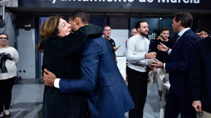 Sadiel Rojas se abraza a María Dolores García Mascarell