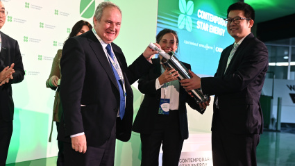 El CEO de Contemporary Star Energy, Andy Wu, y el ministro de Industria y turismo, Jordi Hereu, durante el acto de colocación de la primera piedra de la gigafactoríaRamón Comet / Europa Press26/11/2025