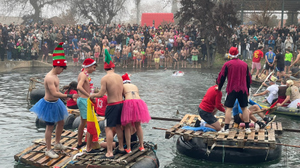 Valientes que se atreven a darse el tradicional baño de fin de año en el río Bullaque