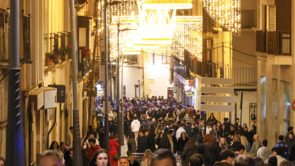 Calle Álamo, abarrotada de gente en la tarde de Nochevieja