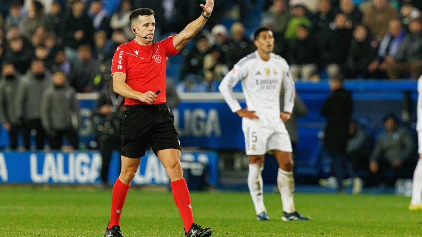 El colegiado García Verdura, durante el Alavés-Real Madrid