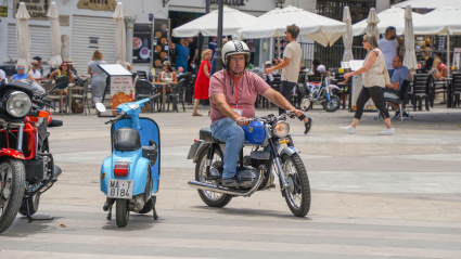 Un jubilado conduce una motocicleta en Mijas (Málaga)