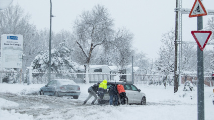 Coche atascado en una calle por la borrasca Filomena