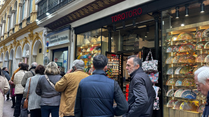 Largas esperas para conseguir Lotería del Niño