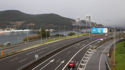 Autopista AP-9 a su paso por Vigo con el puente de Rande de fondo