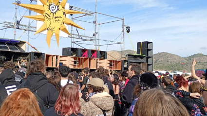 Varias personas en una rave, en el entorno del embalse de El Cenajo