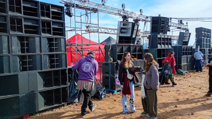 Varias personas en una rave, en el entorno del embalse de El Cenajo