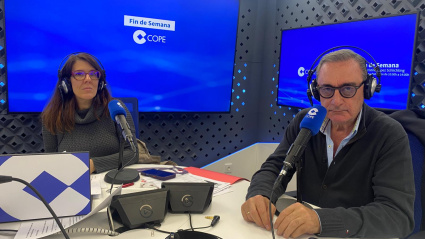 Carlos Herrera, junto a Beatriz Pérez Otin, en 'Fin de Semana'