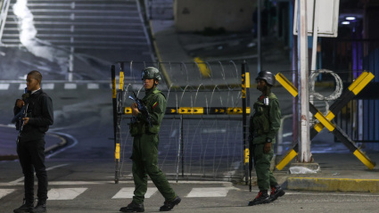 Militares custodian las inmediaciones del Palacio Presidencial de Miraflores